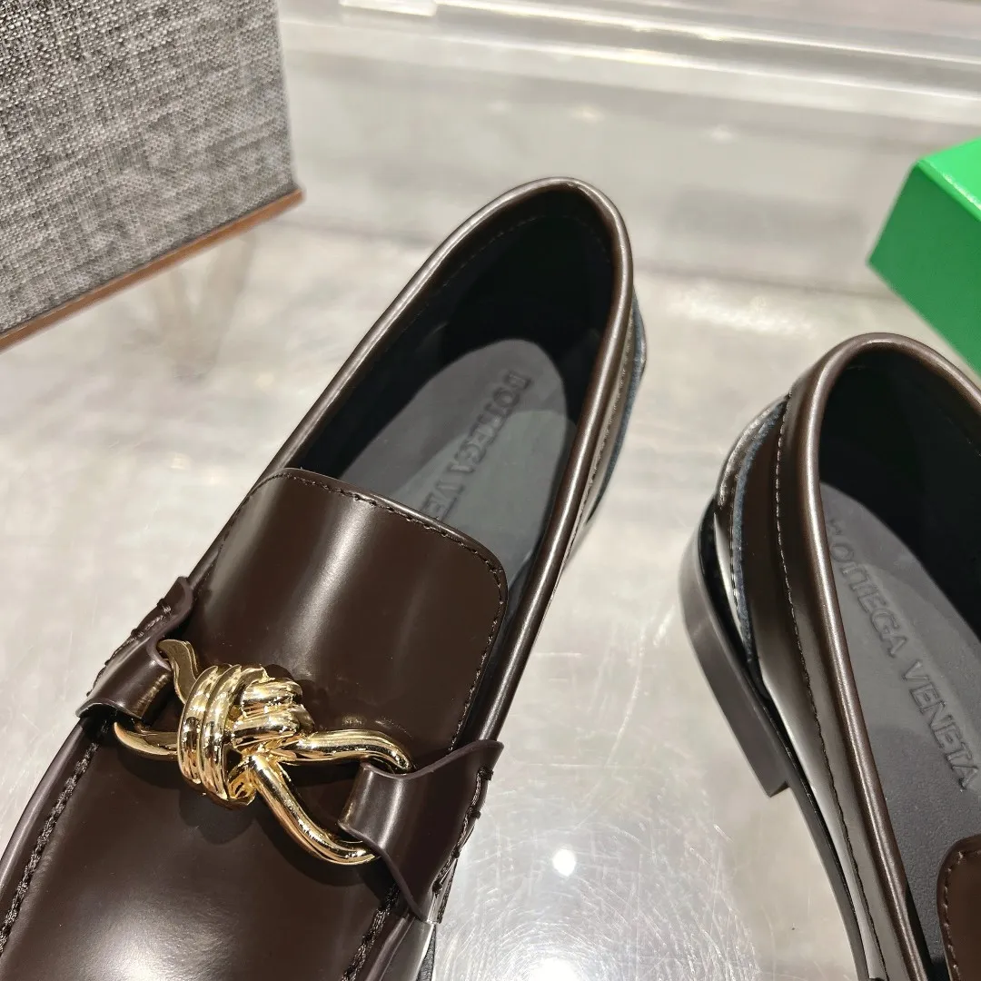 [BV] Top P: 860💰 Size: Female 35-39 (Female 40 custom-made) Male 39-44 (38.45 non-refundable) Bottega Veneta 2025 Autumn and Winter counter style! Small round toe loafers! Imported leather outsole! Imported open edge beaded cowhide! Solid color Niuli!